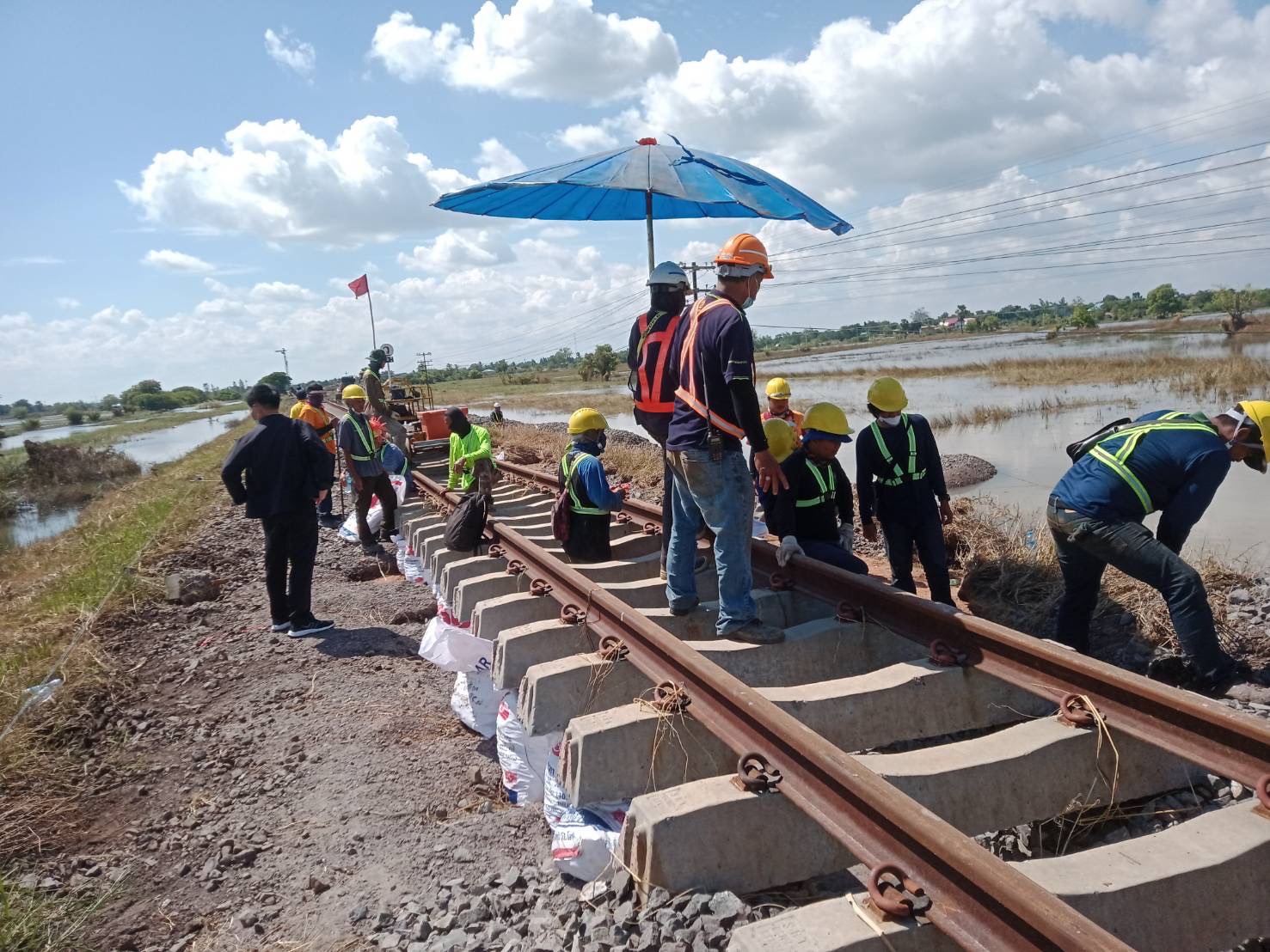 ซ่อมเสร็จแล้ว รถไฟเปิดเดินรถ 8 ขบวนสู่อีสาน หลังน้ำท่วมบรรเทาลง