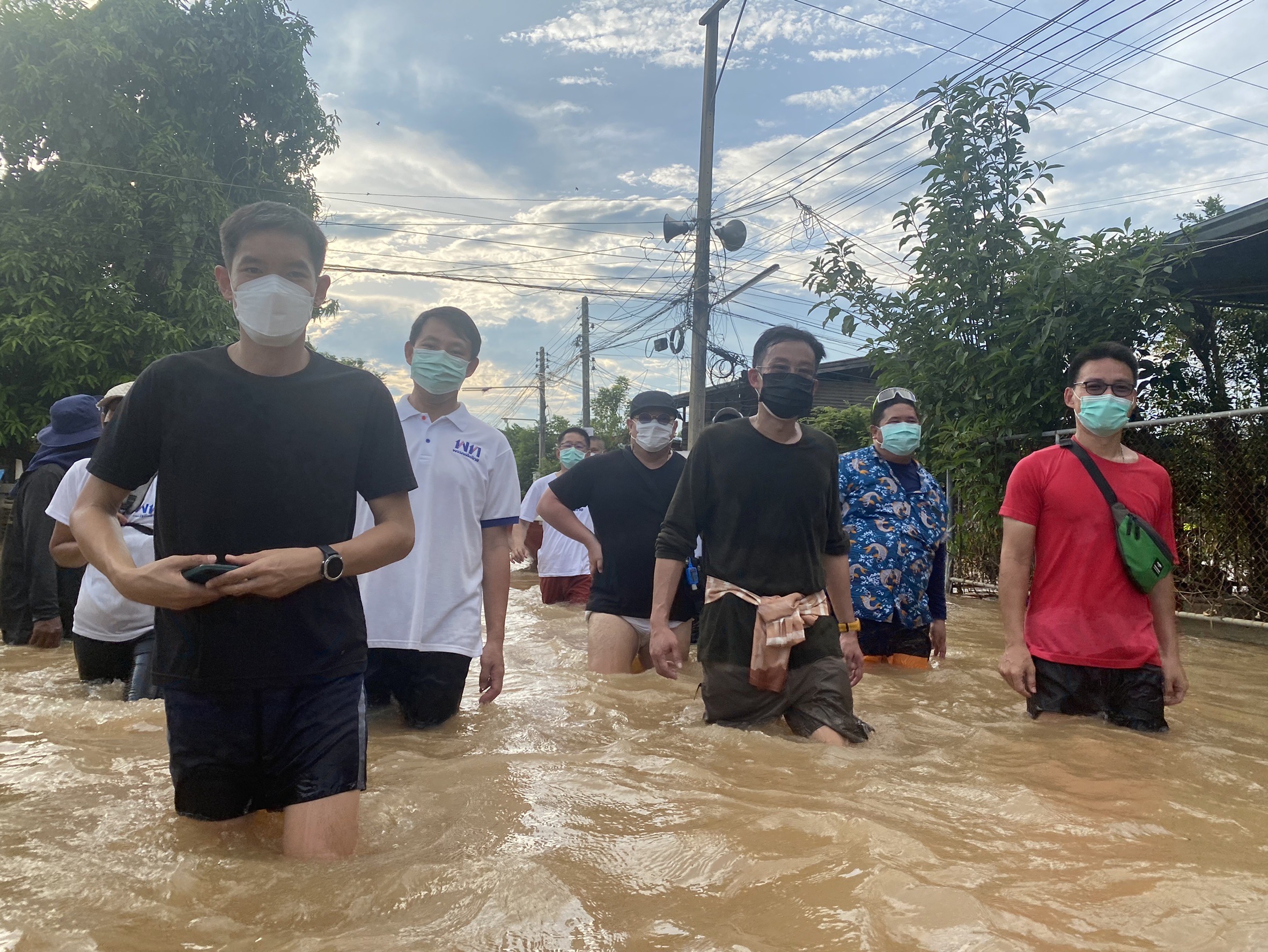 “พานทองแท้” นำ ส.ส. เพื่อไทย แจกของช่วยชาวบ้าน โคราช – ชัยภูมิ