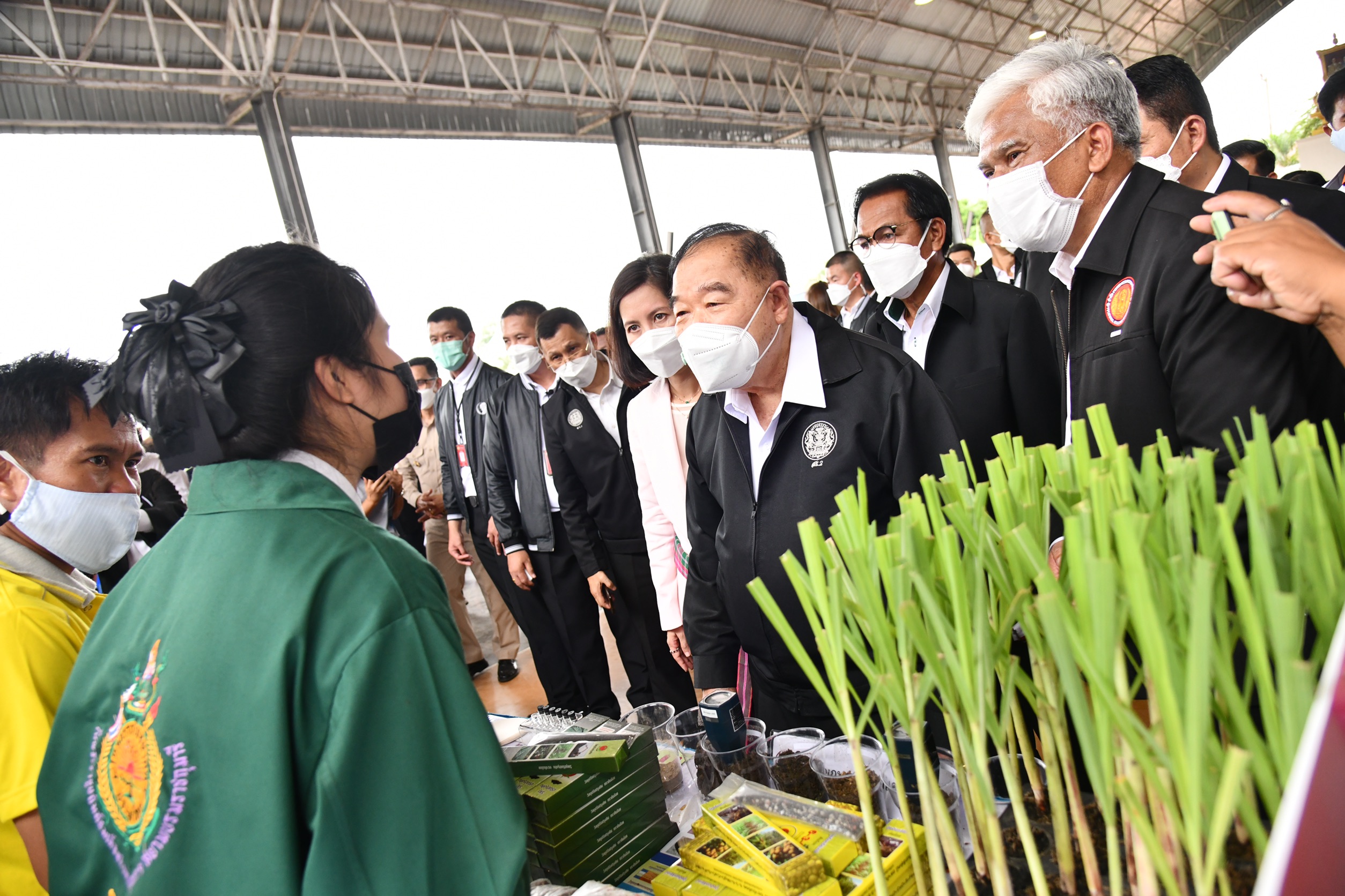 ประวิตร ตรวจฉีดวัคซีนเด็กสระแก้ว มอบทุนการศึกษา-ถุงยังชีพประชาชน