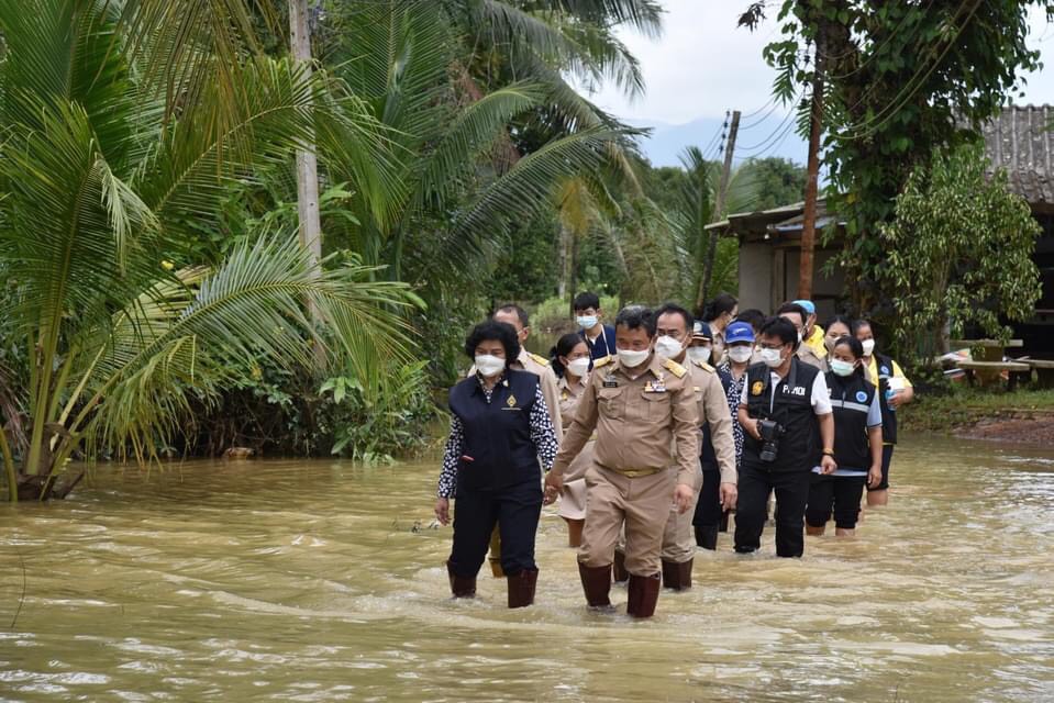 ปลัด มท. ตรวจน้ำท่วมจันทบุรี พบ 6 อำเภอ พืชสวนเสียหายเกือบ 4 พันไร่