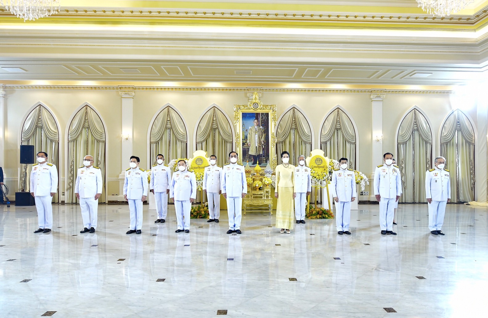 ประยุทธ์-ภริยา นำครม.วางพวงมาลาวันคล้ายวันสวรรคต ในหลวง ร.9