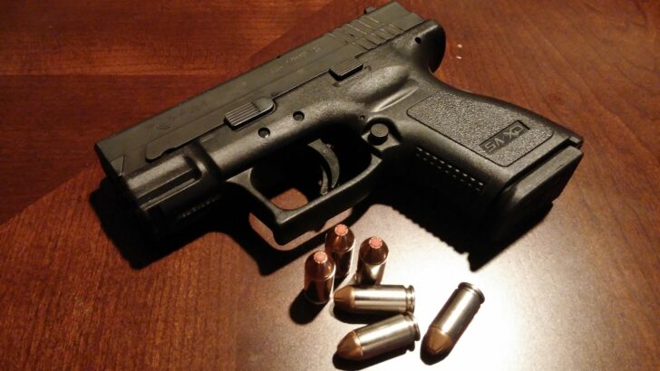 handgun-g666e47ba7_1920