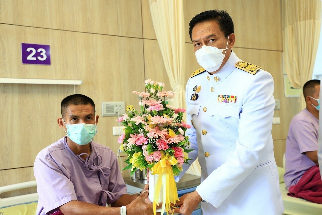 ในหลวง พระราชินี พระราชทานสิ่งของ ตำรวจบาดเจ็บ จังหวัดยะลา