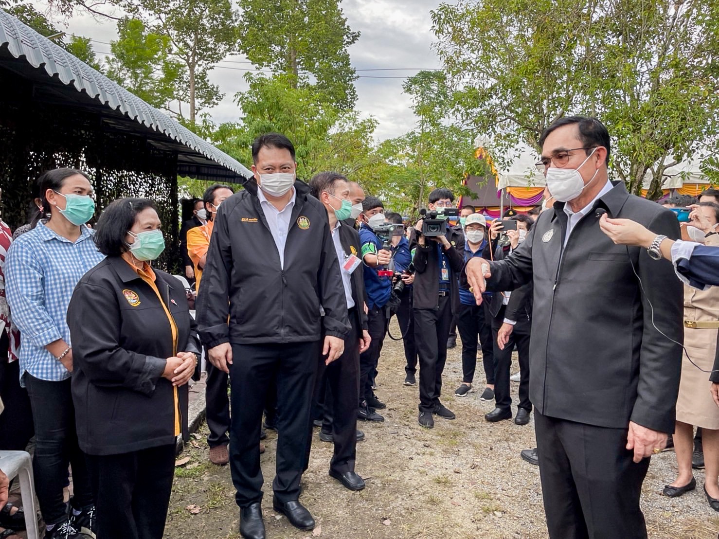 รมว.สุชาติ ร่วมนายกฯ ลุยเมืองคอน พบอาสาแรงงาน-แรงงานนอกระบบ