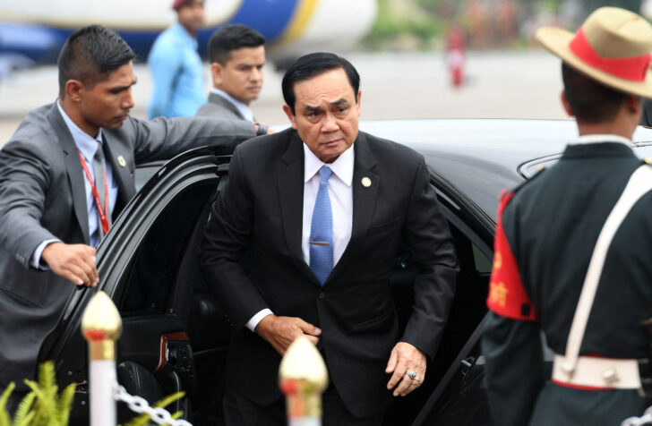 ประยุทธ์ จันทร์โอชา กำลังเดินลงจากรถ ประยุทธ์ จันทร์โอชา กำลังเดินลงจากรถ