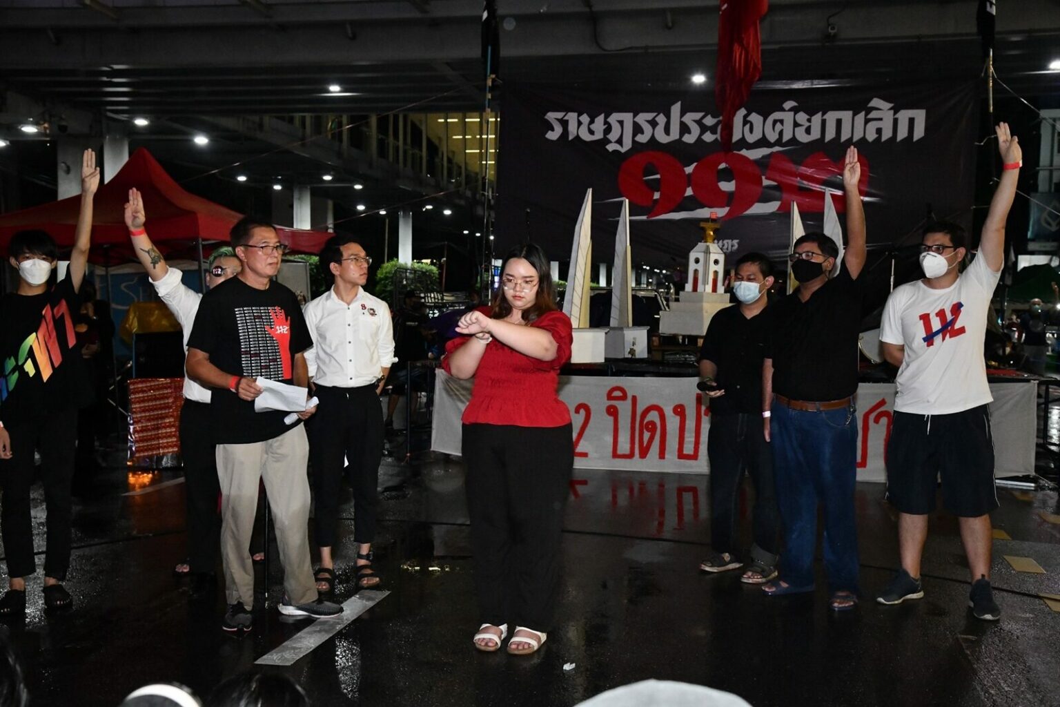 “รุ้ง ปนัสยา” กรีดแขนประทับเลือดบนแถลงการณ์ จี้ปล่อยนักโทษการเมือง