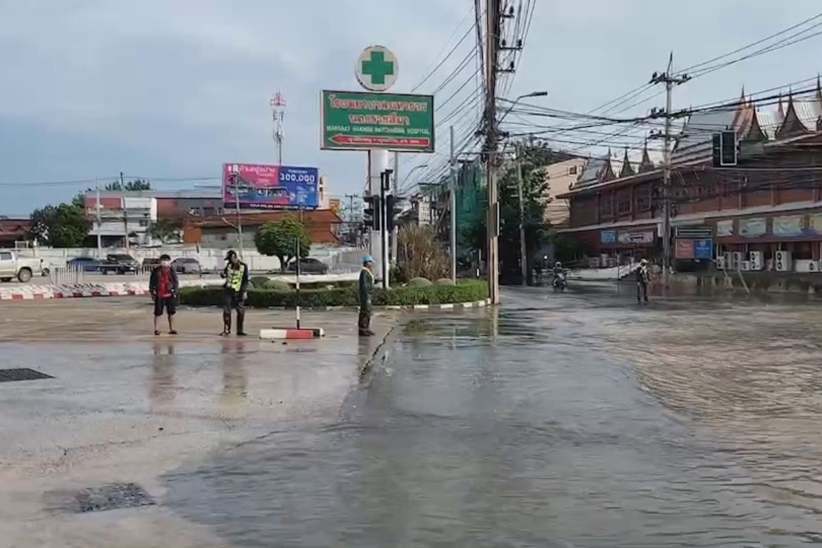 ชาวโคราชพันครัวเรือน 2 ชุมชนริมลำตะคอง ยังน้ำท่วมหนัก