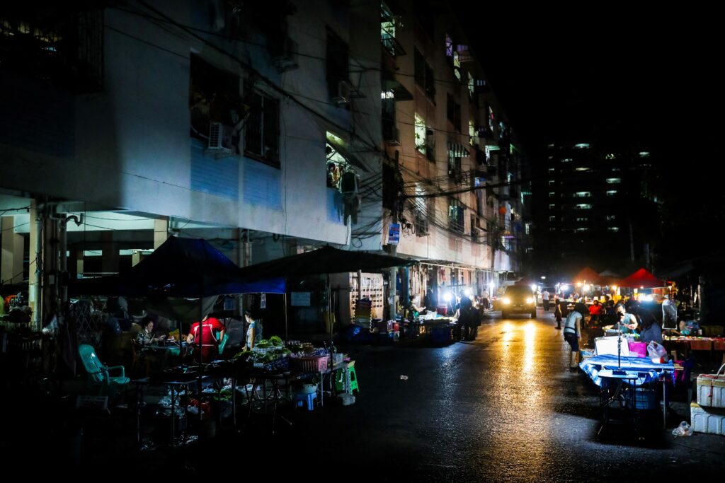 จับตา ศบค.จ่อปรับลดพื้นที่โซนสีแดงเข้ม ยกเลิกเคอร์ฟิวทุกจังหวัด