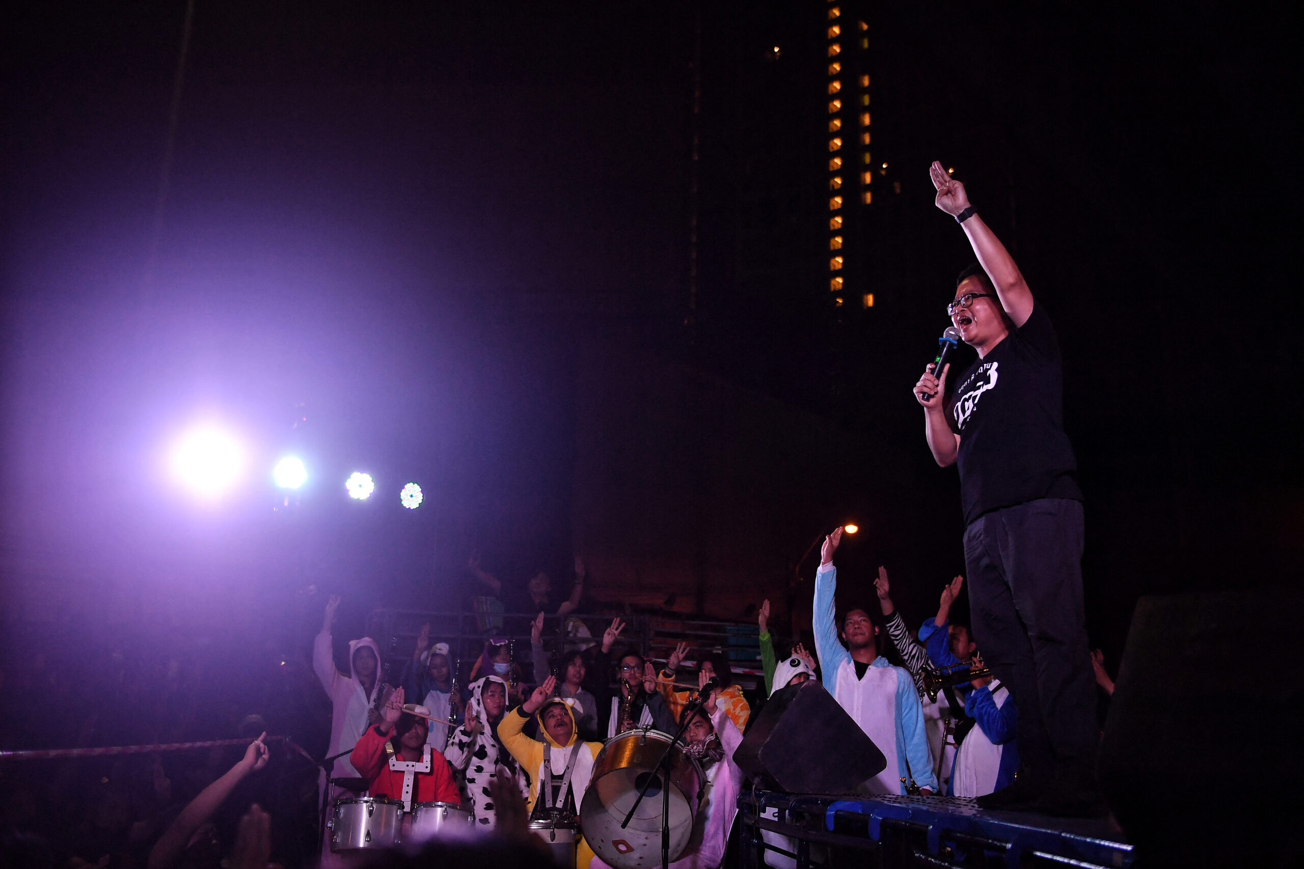 ศาลให้ประกันตัว อานนท์-พวก 14 คน #ม็อบซ้อมต้านรัฐประหาร โดยไม่ใช้หลักทรัพย์