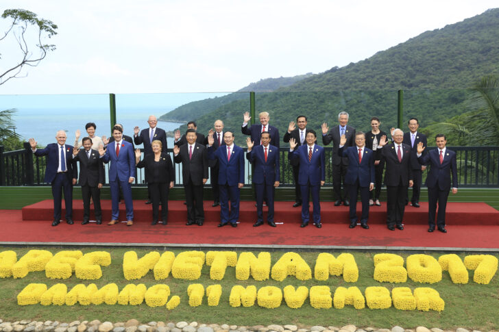 ถ่ายภาพ หมู่กับผู้นำประเทศต่าง ๆ เมื่อครั้งเข้าร่วมการประชุมผู้นำเขตเศรษฐกิจเอเปค ซึ่งจัดขึ้นที่เมืองดานัง ประเทศเวียดนาม เมื่อวันที่ 11 พฤศจิกายน 2560