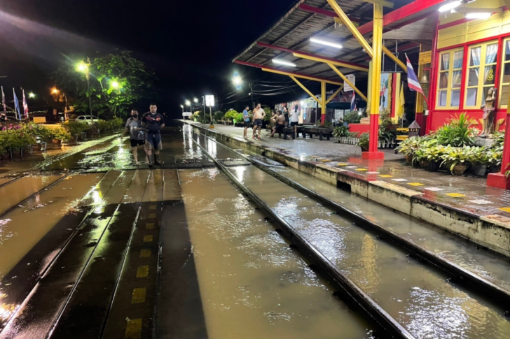 น้ำท่วม รถไฟปิดเส้นทางสายใต้ สถานีสวี-เขาสวนทุเรียน ชุมพร 8 ขบวน น้ำท่วม รถไฟปิดเส้นทางสายใต้ สถานีสวี-เขาสวนทุเรียน ชุมพร 8 ขบวน