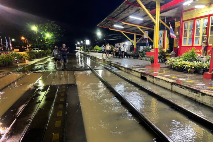 น้ำท่วม รถไฟปิดเส้นทางสายใต้ สถานีสวี-เขาสวนทุเรียน ชุมพร 8 ขบวน