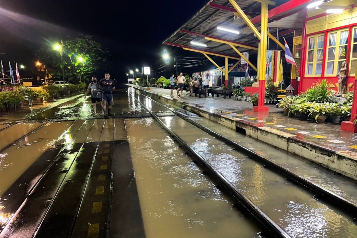 น้ำท่วม รถไฟปิดเส้นทางสายใต้ สถานีสวี-เขาสวนทุเรียน ชุมพร 8 ขบวน