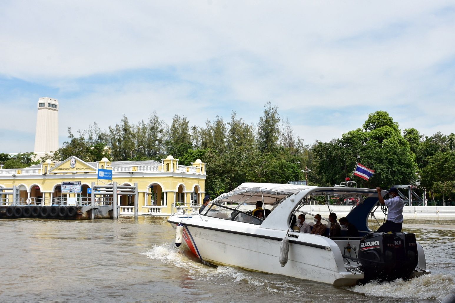 อธิรัฐ สั่งกรมเจ้าท่าจับตาน้ำทะเลหนุนสูง จัดเรือ 166 ลำคุมเข้มลอยกระทง