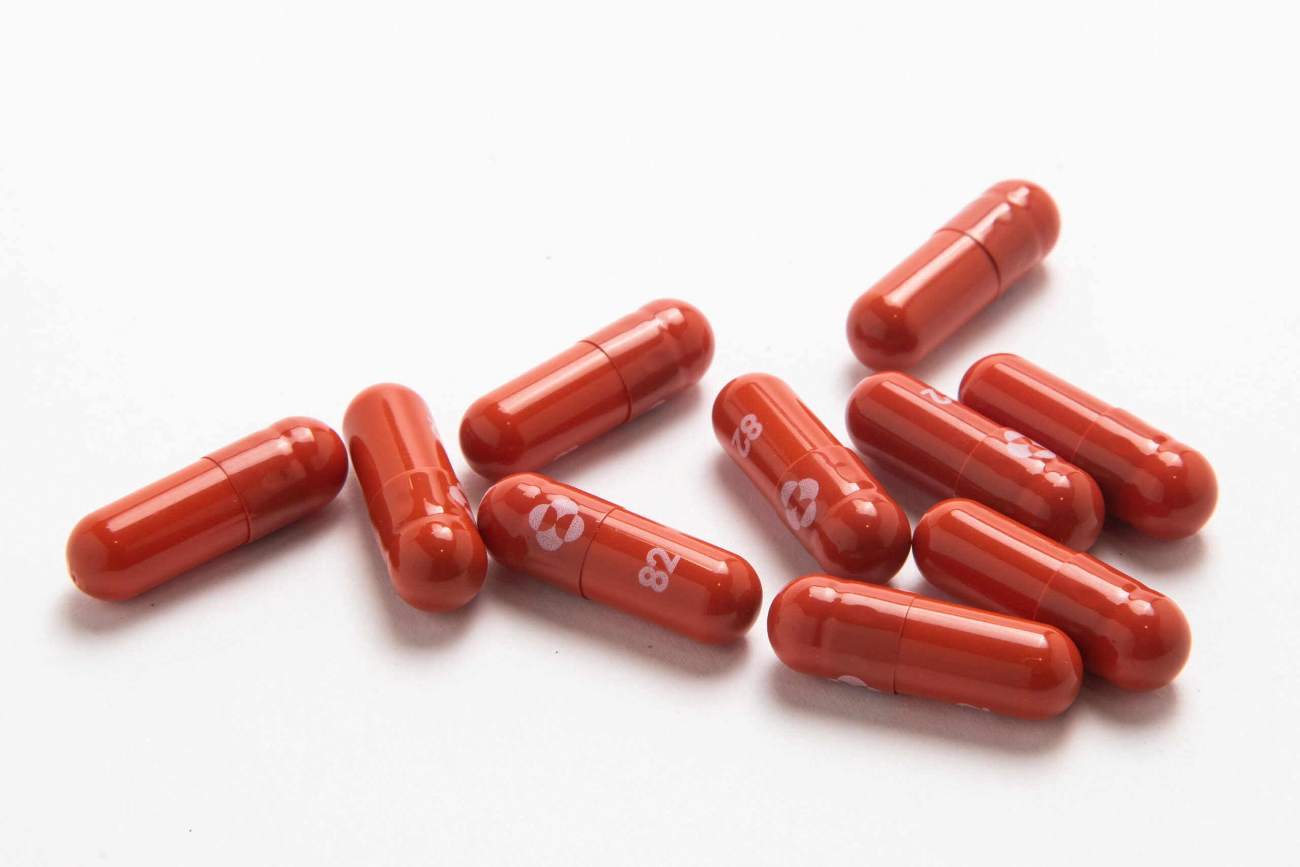 อังกฤษ อนุมัติใช้ยาโมลนูพิราเวียร์รักษาโควิด ประเทศแรกในโลก – ต่างประเทศ