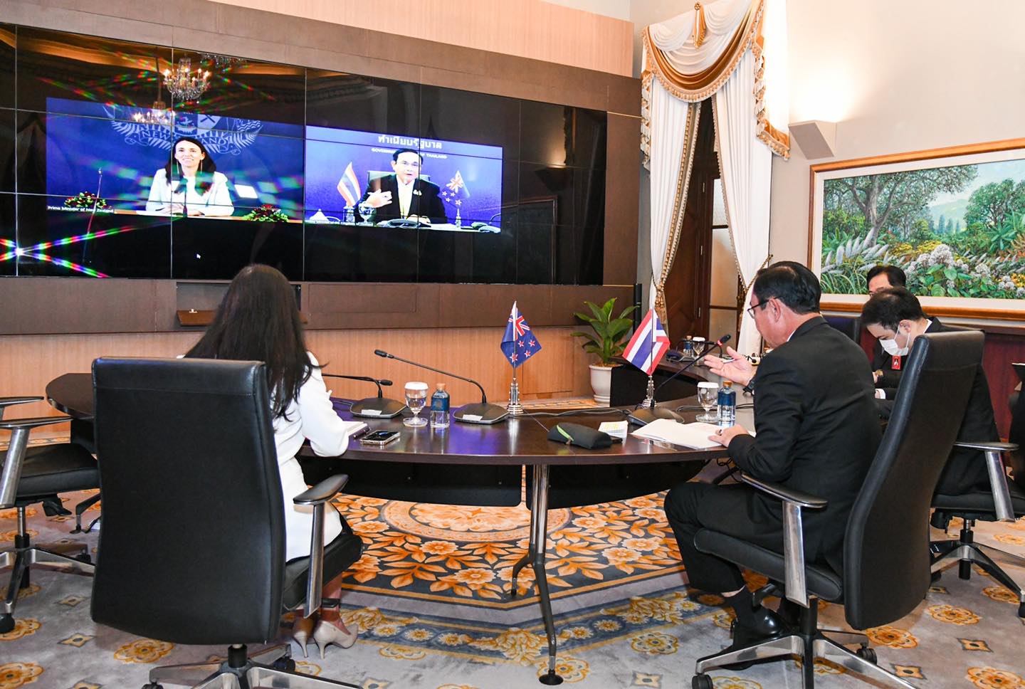 ประยุทธ์ หารือนายกฯนิวซีแลนด์ ส่งมอบการเป็นเจ้าภาพเอเปคให้กับไทย