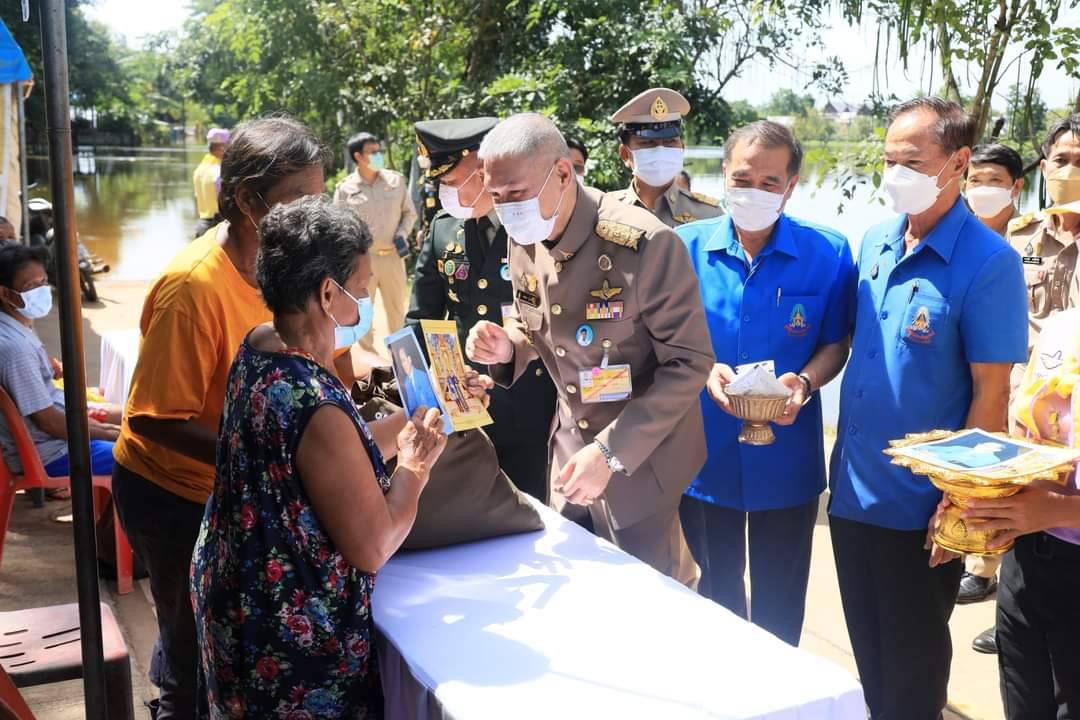 ในหลวง โปรดเกล้าฯ องคมนตรี เชิญถุงพระราชทาน มอบแก่ราษฎรน้ำท่วมมหาสารคาม