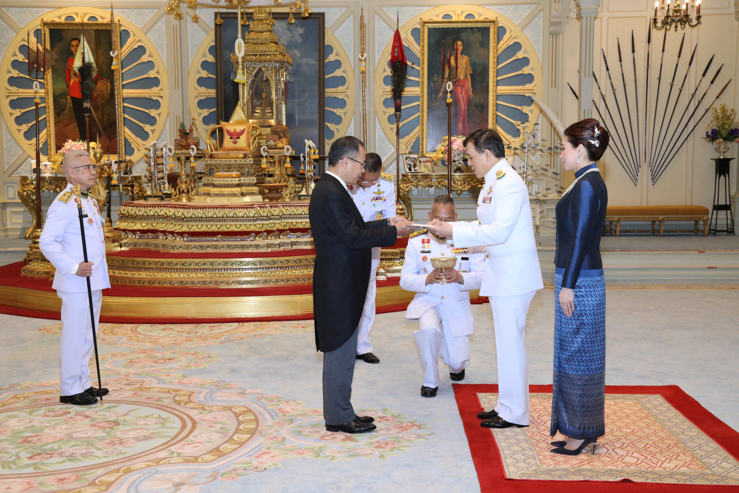 ในหลวง พระราชินี พระราชทานวโรกาสให้ทูตต่างประเทศ เฝ้าฯถวายอักษรสาส์นตราตั้ง