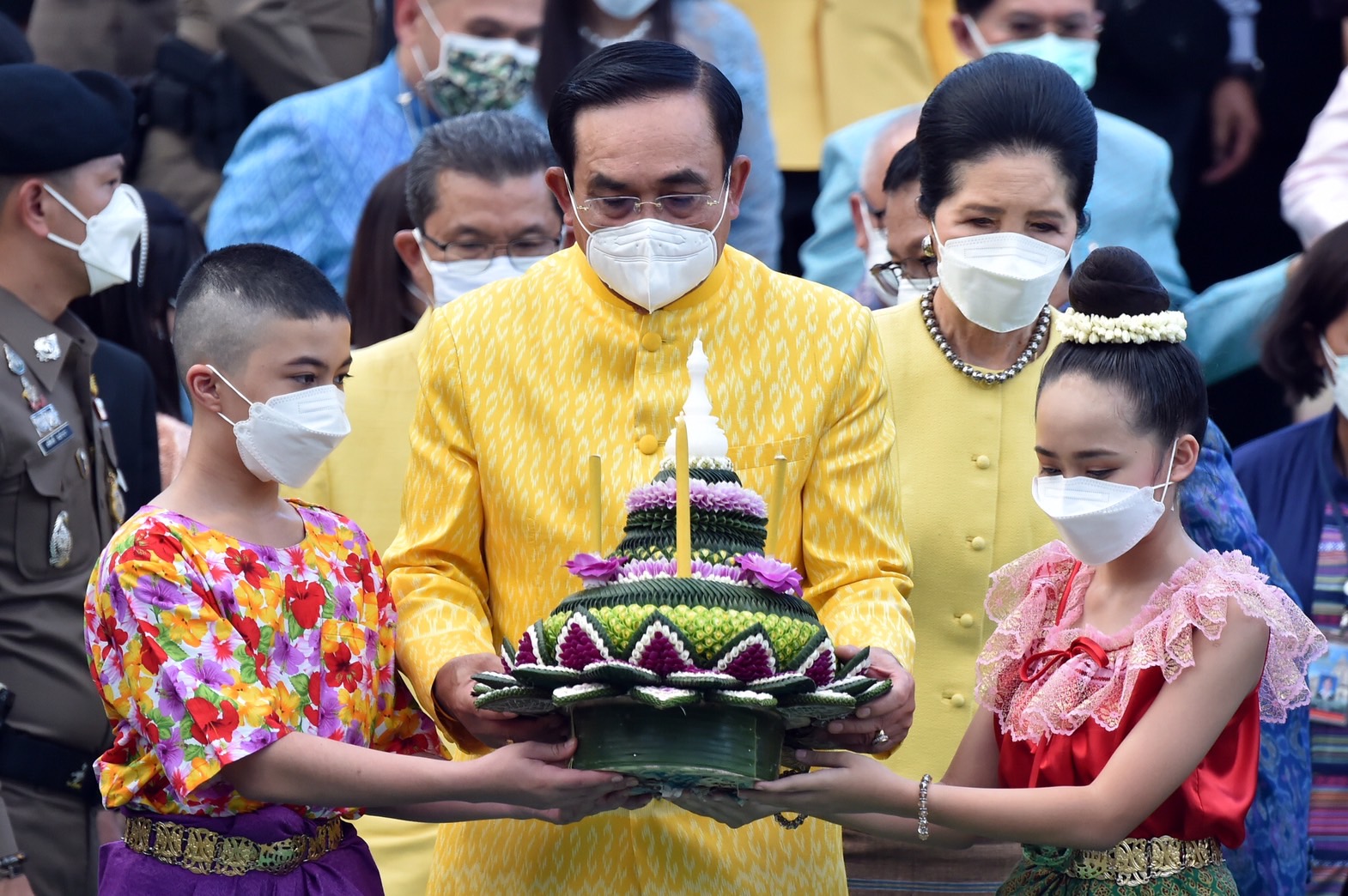เปิดภาพ ประยุทธ์ ควงภริยา ลอยกระทง ขอแม่คงคา ให้บ้านเมืองสงบสุข