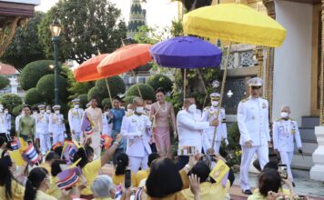 ในหลวง พระราชินี เสด็จฯ ทรงเปลี่ยนเครื่องทรง “พระแก้วมรกต” สำหรับฤดูหนาว