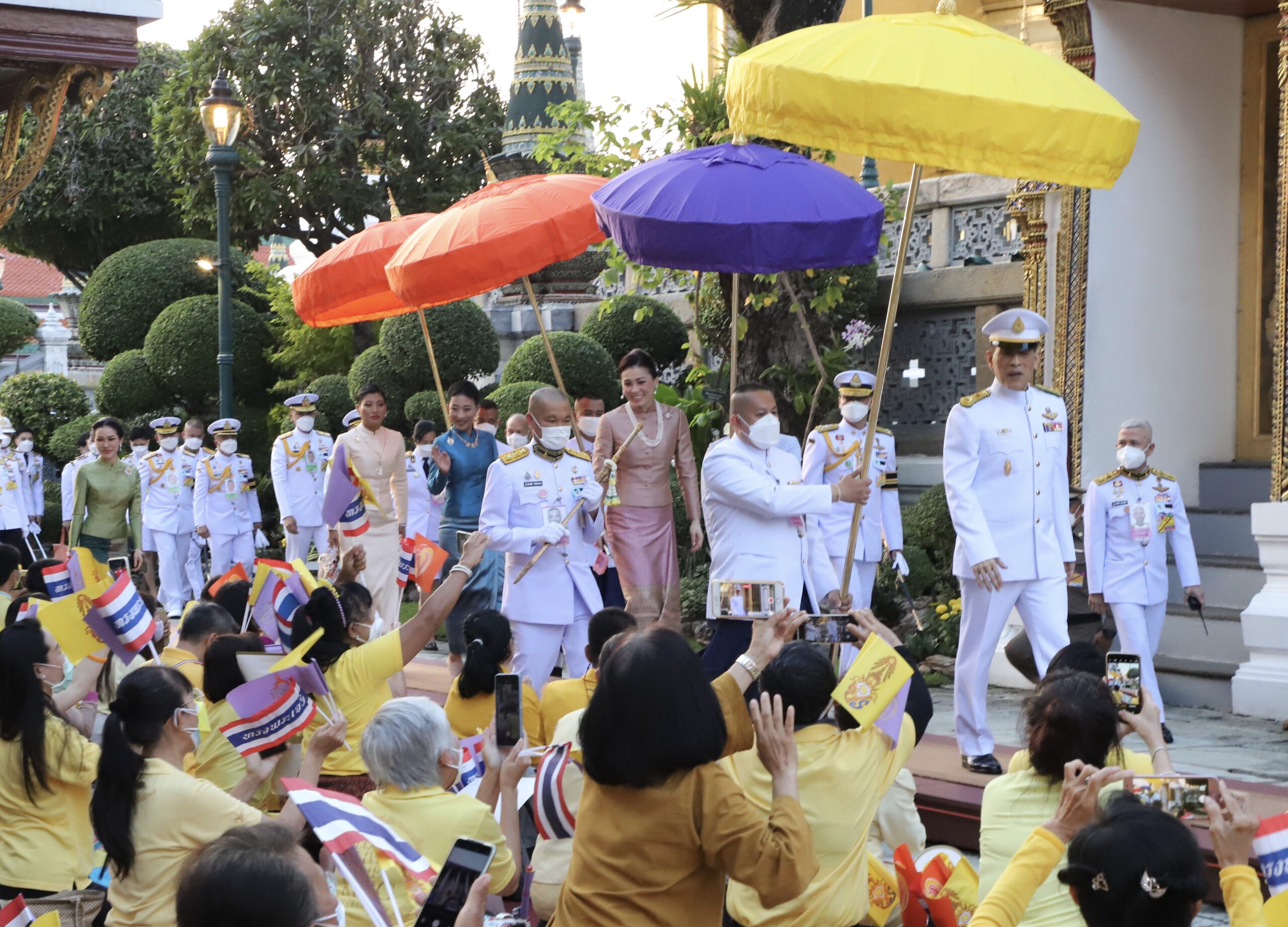 ในหลวง พระราชินี เสด็จฯ ทรงเปลี่ยนเครื่องทรง “พระแก้วมรกต” สำหรับฤดูหนาว
