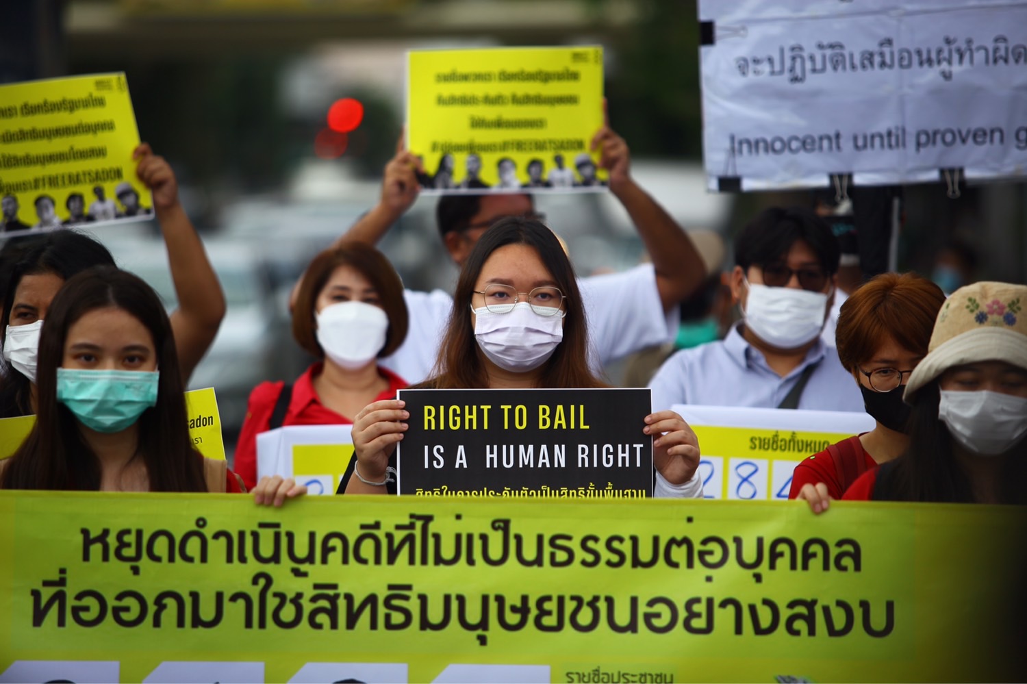 รุ้ง-แอมเนสตี้ ยื่นเกือบ 3 หมื่นชื่อ ถึง “ประยุทธ์” หยุดละเมิดสิทธิผู้เห็นต่าง