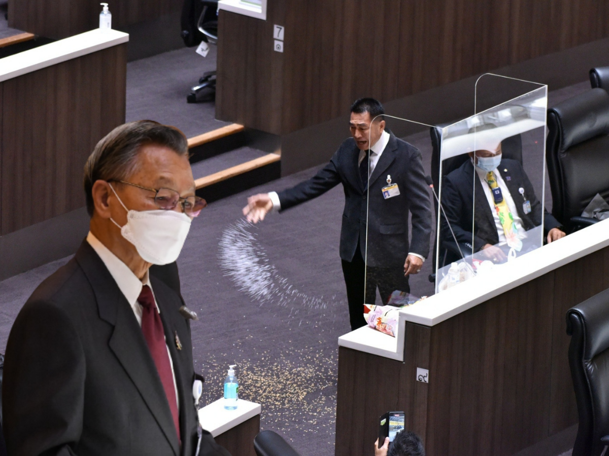 ส.ส.เพื่อไทย หว่านข้าวในสภา “ชวน” บอกให้ทำความสะอาดเอง
