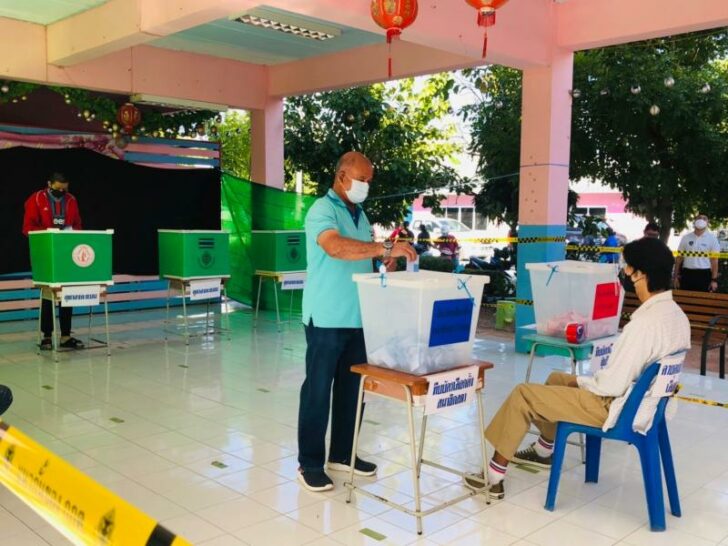 ประธาน กกต. คาด คนไปเลือกตั้งกว่า 70% ประธาน กกต. คาด คนไปเลือกตั้งกว่า 70%