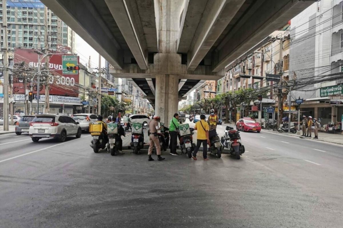 ไรเดอร์ฝ่าไฟแดง-ขับเร็ว บชน. เตือนพบผิดกฎจราจรจับกุมทันที