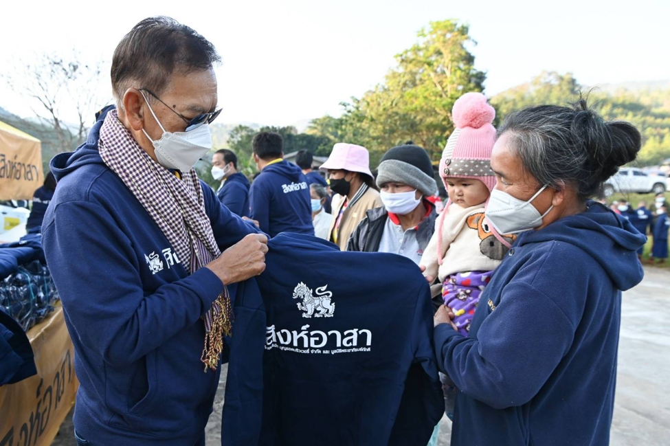 สิงห์อาสา ลงพื้นที่มอบเสื้อกันหนาวภาคอีสานต่อเนื่อง ที่ อ.นาแห้ว จ.เลย