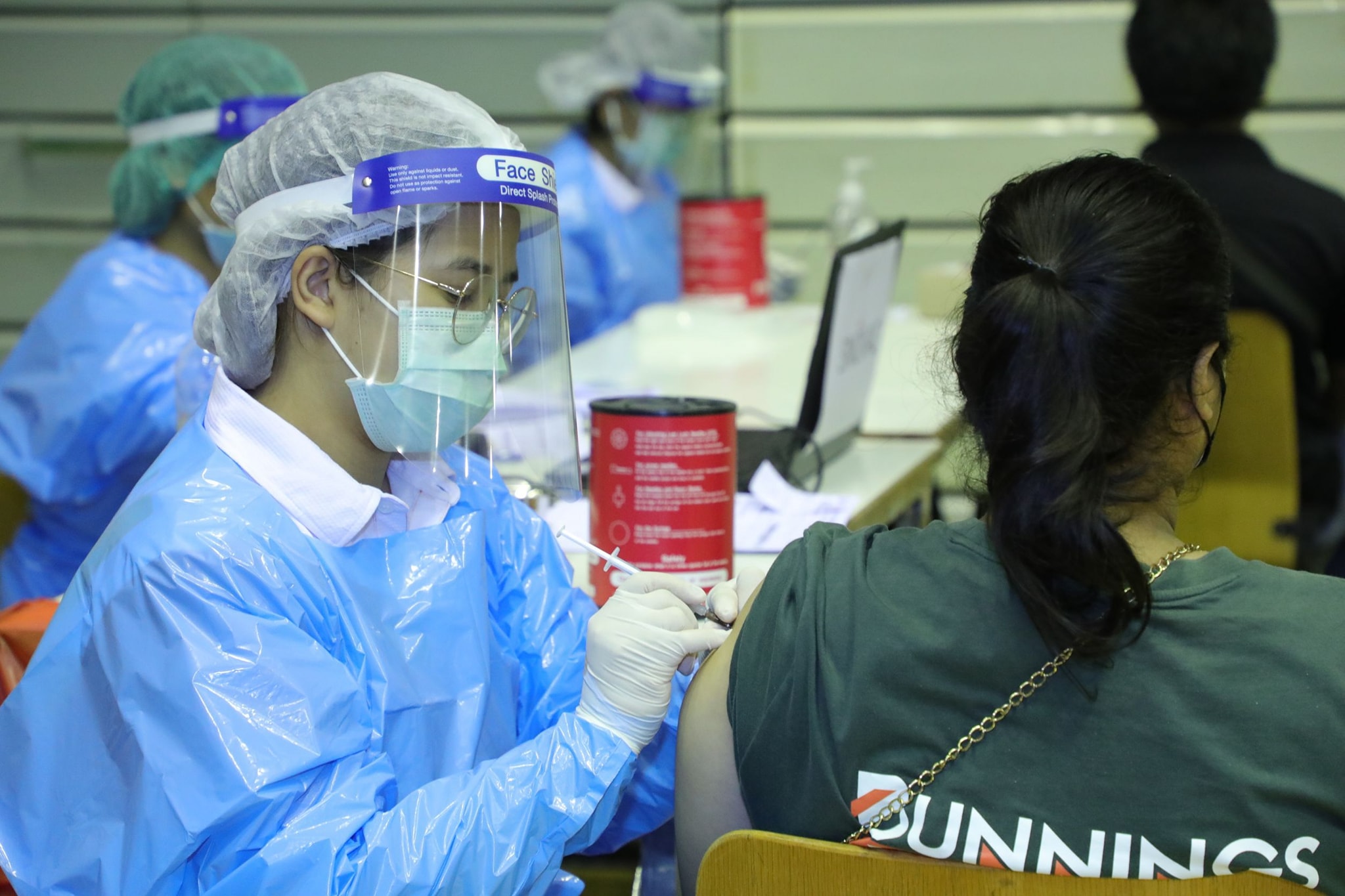 ศบค.ปลื้มฉีดวัคซีนป้องกันโควิดทะลุ 100 ล้านโดส เร่งฉีดเข็ม 3 กระตุ้น
