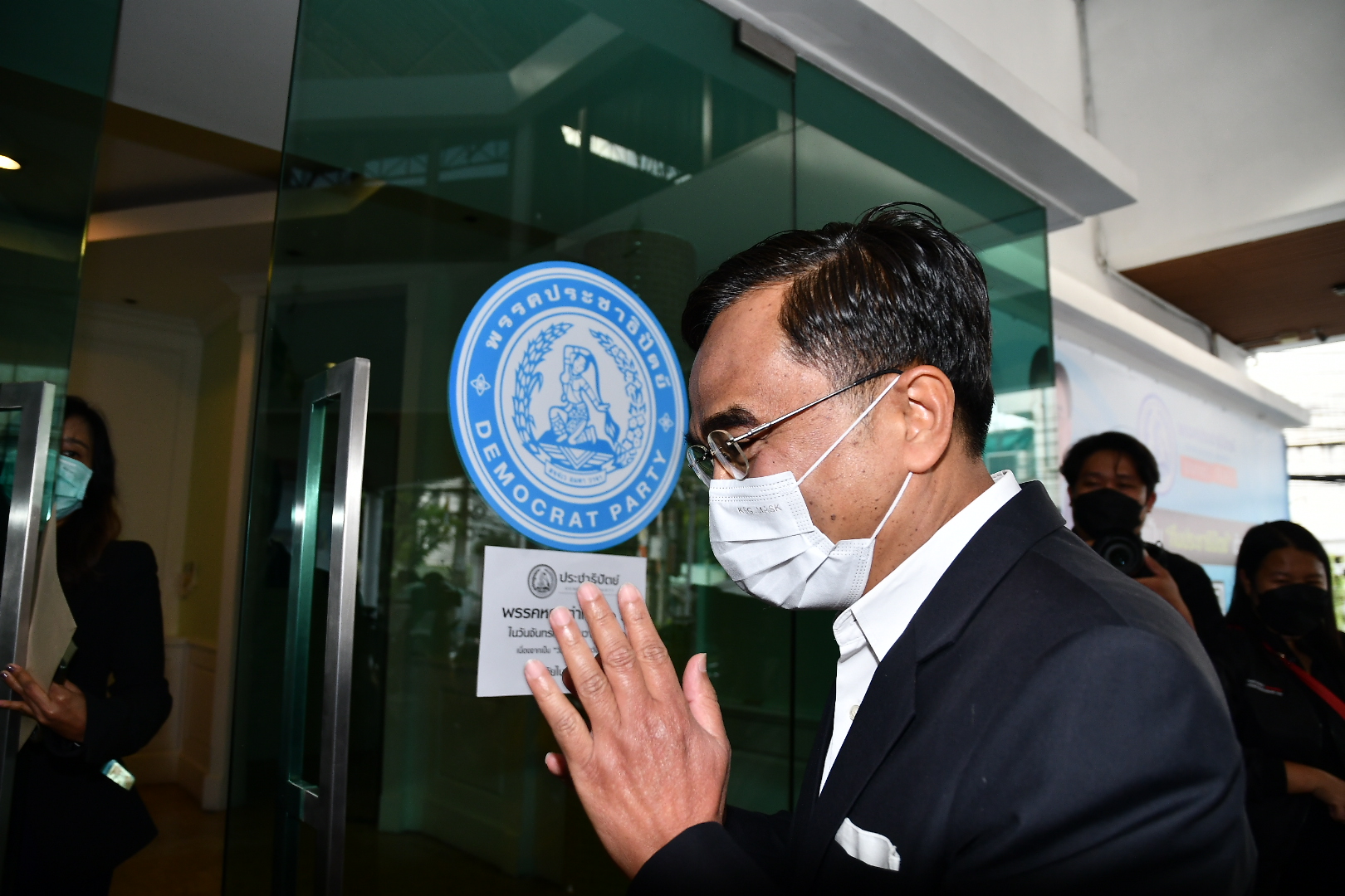 นิพิฏฐ์ ลาออกทุกตำแหน่ง บุกทำเนียบ ไขก๊อก ผู้ช่วยรัฐมนตรี