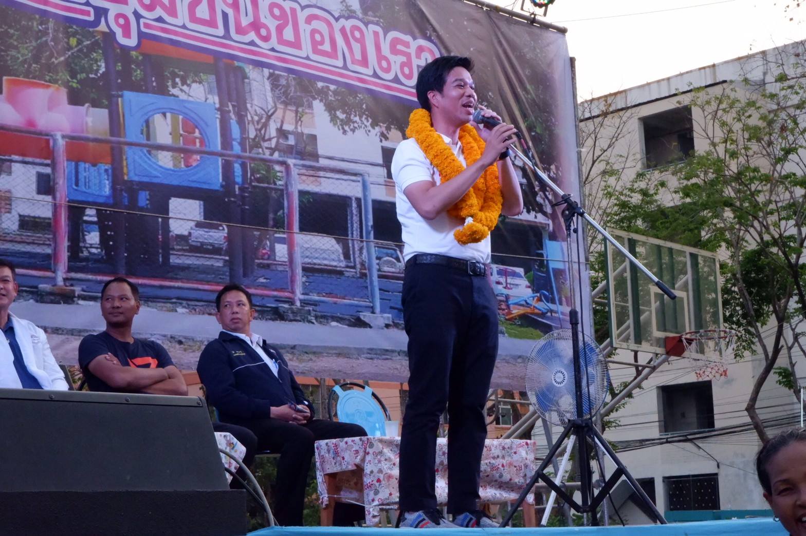 สุรชาติ เทียนทอง ตัวแทนเพื่อไทย ลงชิง ส.ส. หลักสี่