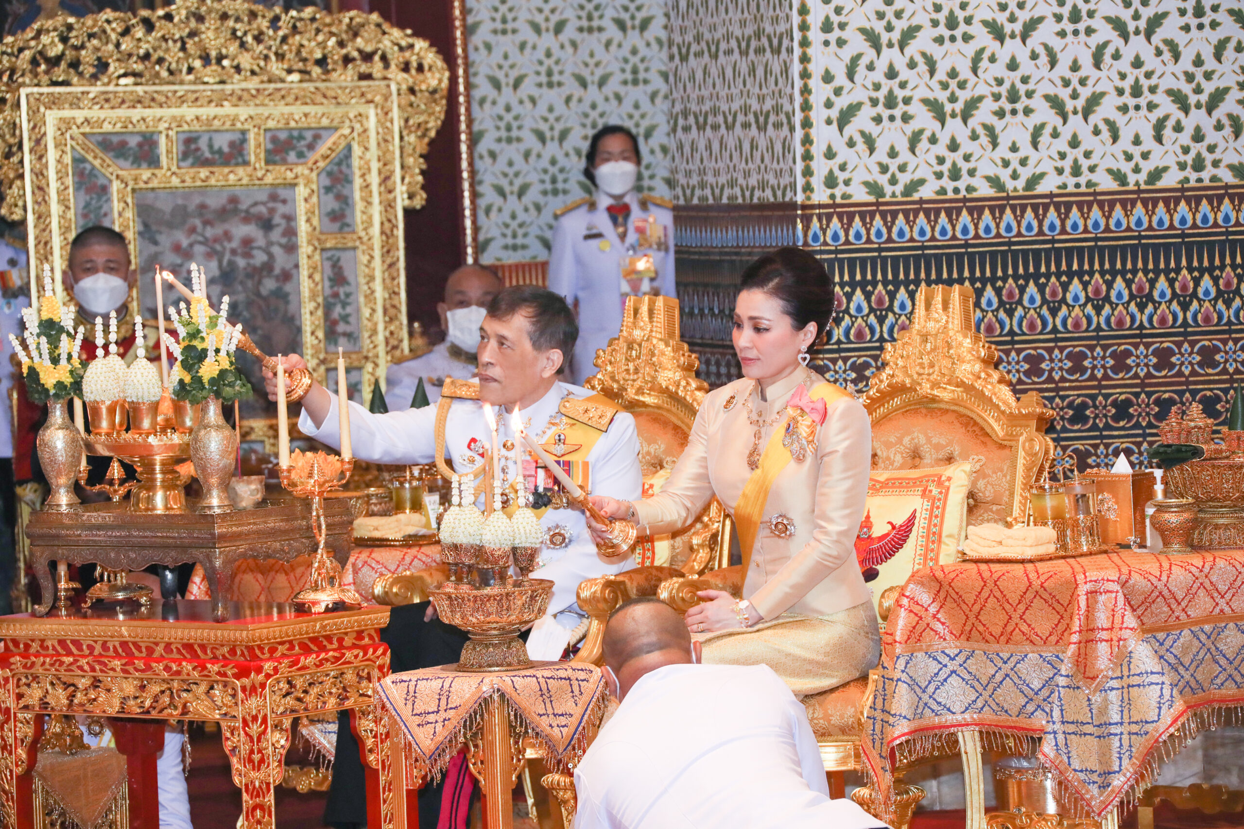 ในหลวงเสด็จฯ ทรงบำเพ็ญพระราชกุศลทักษิณานุปทาน เนื่องในวันพระบรมราชสมภพ ร. 9