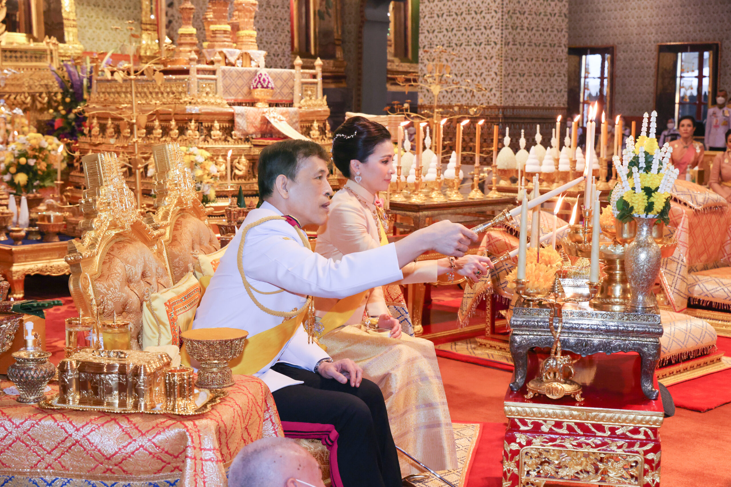 ในหลวงเสด็จฯ ทรงบำเพ็ญพระราชกุศลทักษิณานุปทาน เนื่องในวันพระบรมราชสมภพ ร. 9