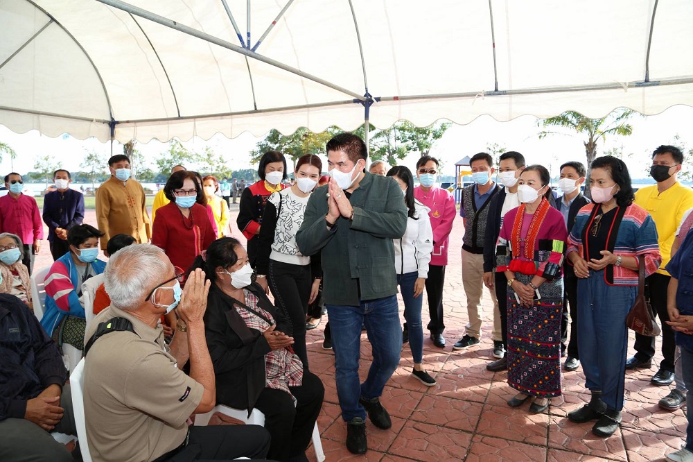 ธรรมนัส-นฤมล เดินสายอวยพรปีใหม่ชาวพะเยา ขอให้สิ่งเลวร้ายผ่านไปกับปี 64