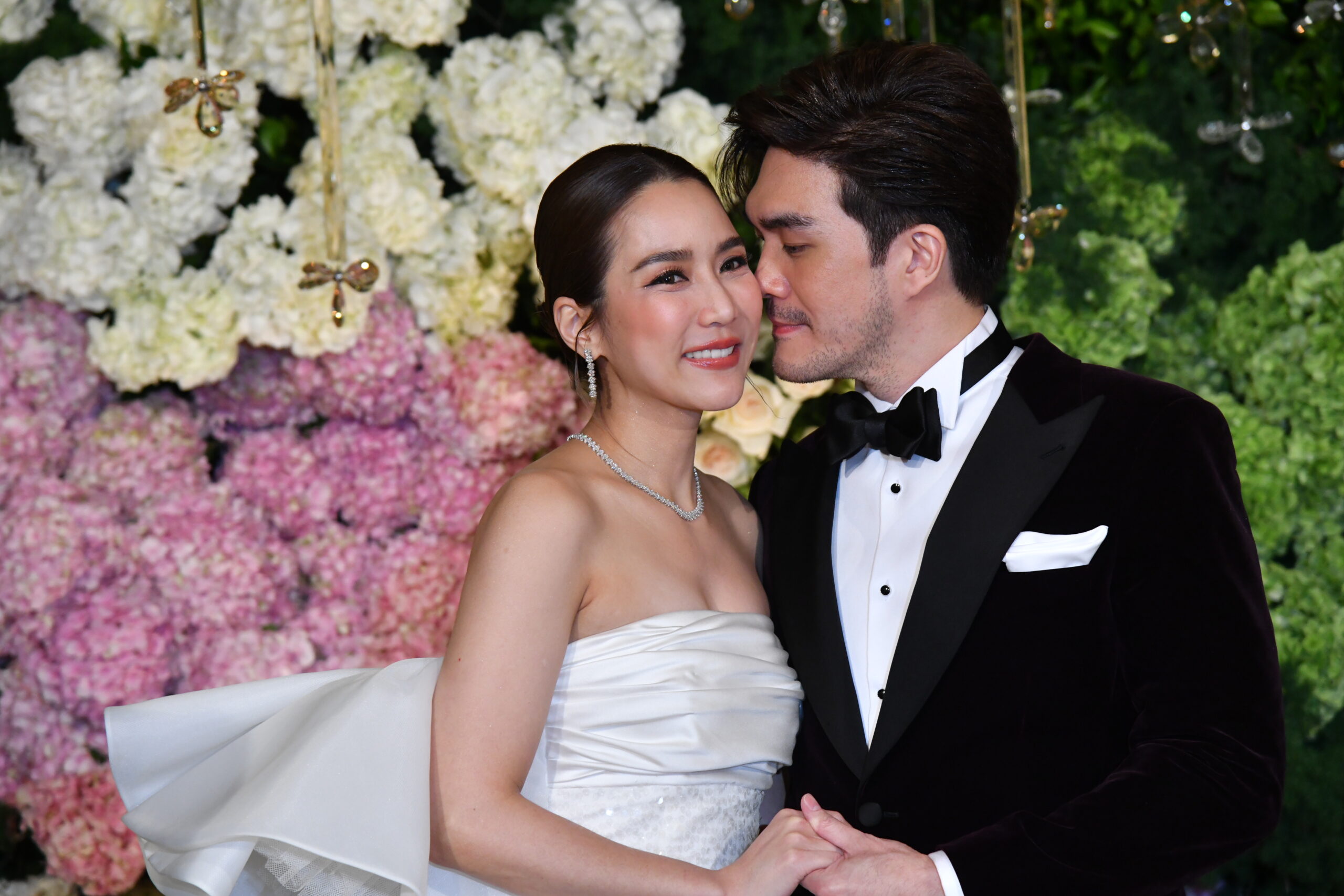 เปิดภาพ “จั๊กจั่น อคัมย์สิริ – เค วัฒนา” ควงคู่เข้าประตูวิวาห์