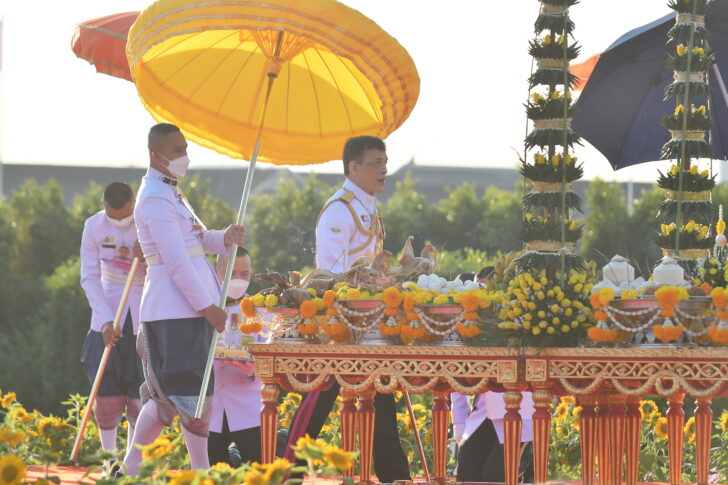 ในหลวง เสด็จวางศิลาฤกษ์ พระบรมราชานุสาวรีย์ ร.9 ราษฎรรับเสด็จแน่น