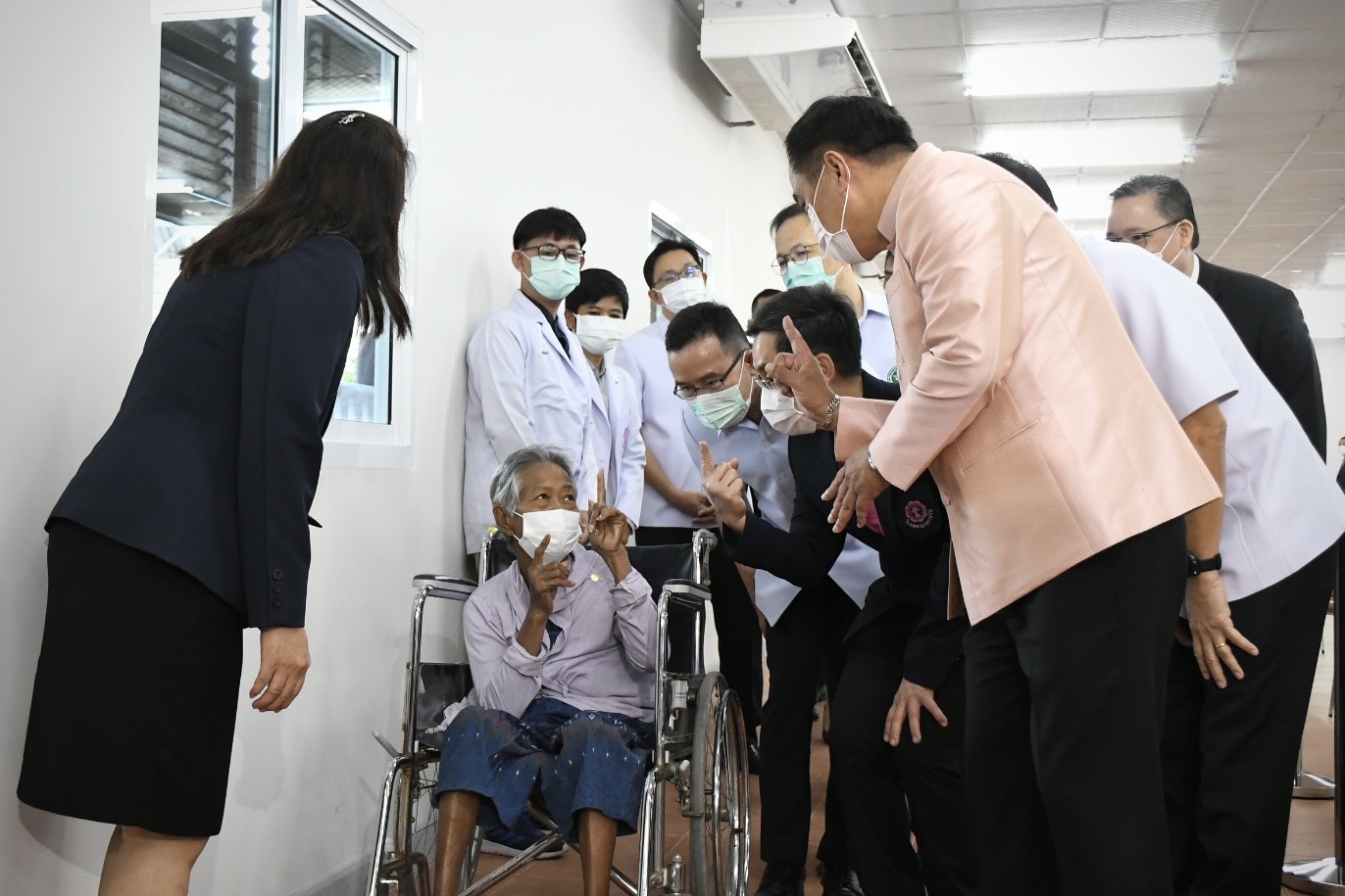 นายอนุทิน ชาญวีรกูล รองนายกรัฐมนตรีและรัฐมนตรีว่าการกระทรวงสาธารณสุข
