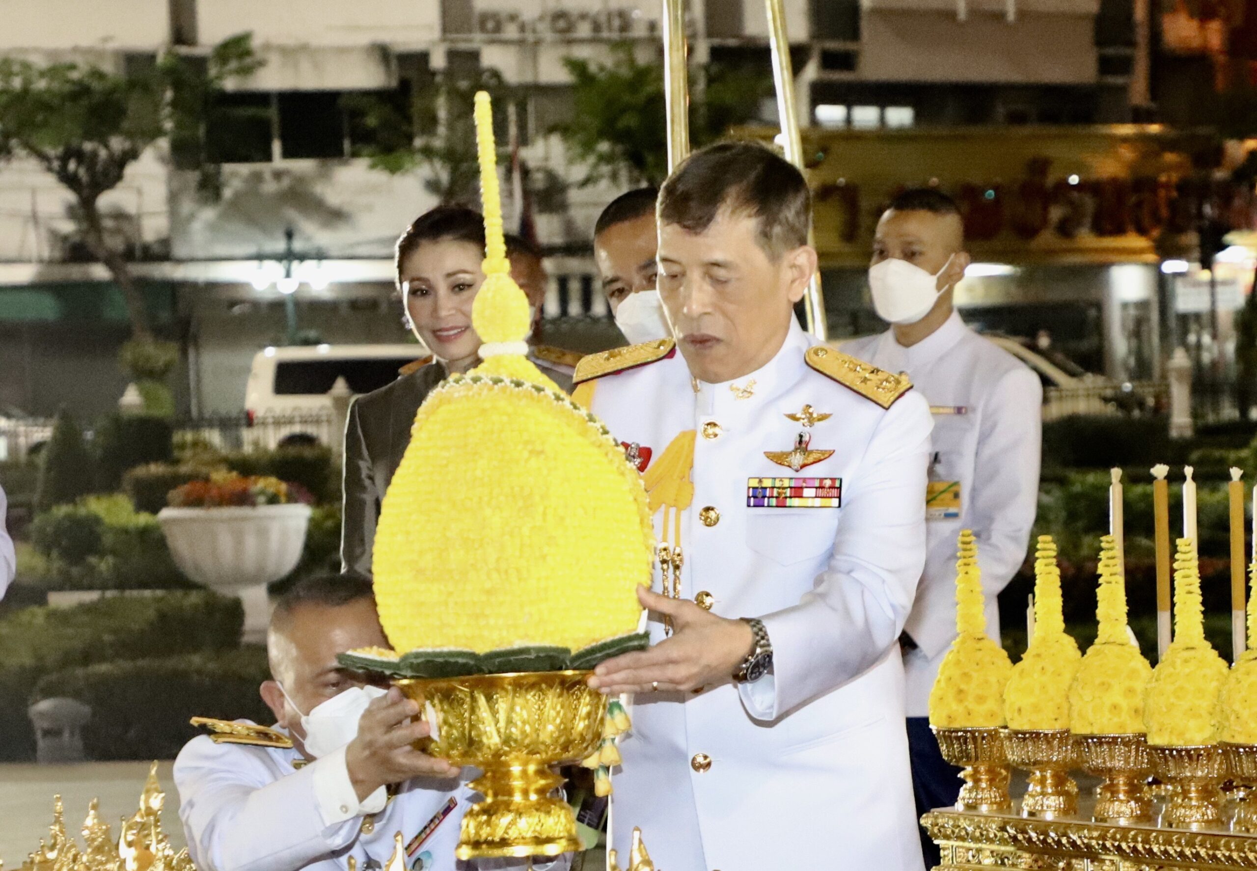 ในหลวง พระราชินี เสด็จฯไปทรงถวายราชสักการะ พระบรมราชานุสาวรีย์พระเจ้าตากสิน