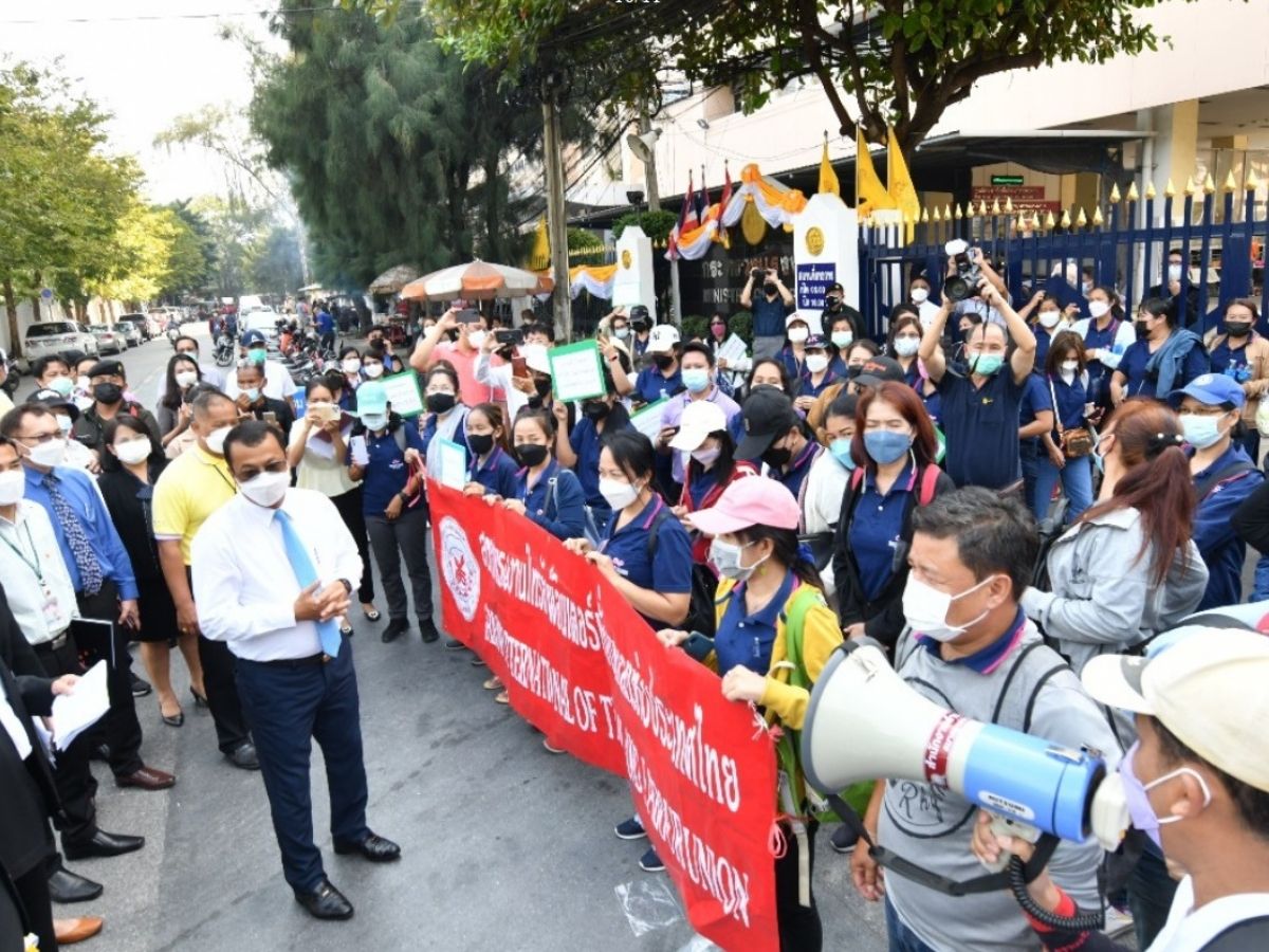 ม็อบไทรอัมพ์บุกกระทรวงแรงงาน