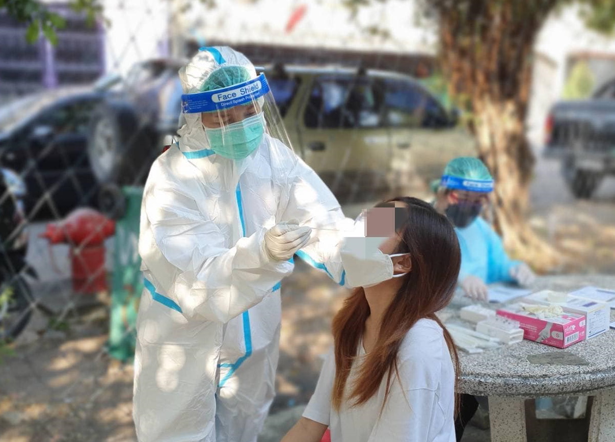 ศบค.อัพเดต 10 จังหวัดติดโควิดสูงสุด จีนไฟเขียวใช้ยาแบบกินรักษาผู้ใหญ่