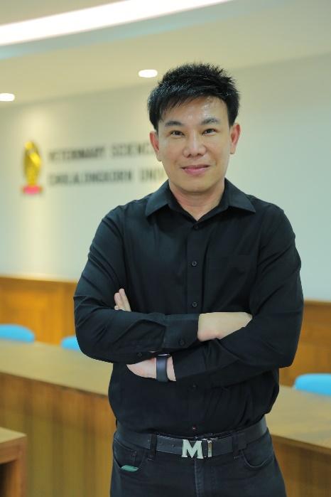 รองศาสตราจารย์ น.สพ.ดร. ณุวีร์ ประภัสระกูล รองคณบดีวิจัย นวัตกรรมและสื่อสารองค์กร คณะสัตวแพทยศาสตร์ จุฬาลงกรณ์มหาวิทยาลัย