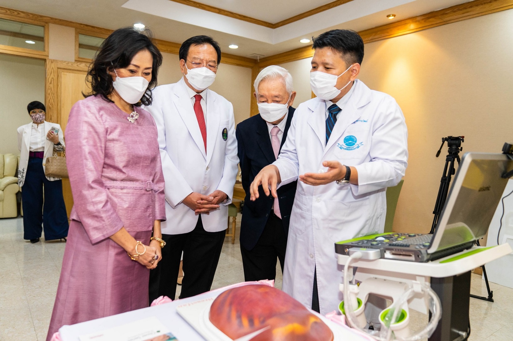 กลุ่มเซ็นทรัล สานต่อ Women Cancer มอบเครื่องซาวนด์ตรวจผู้ป่วยมะเร็ง