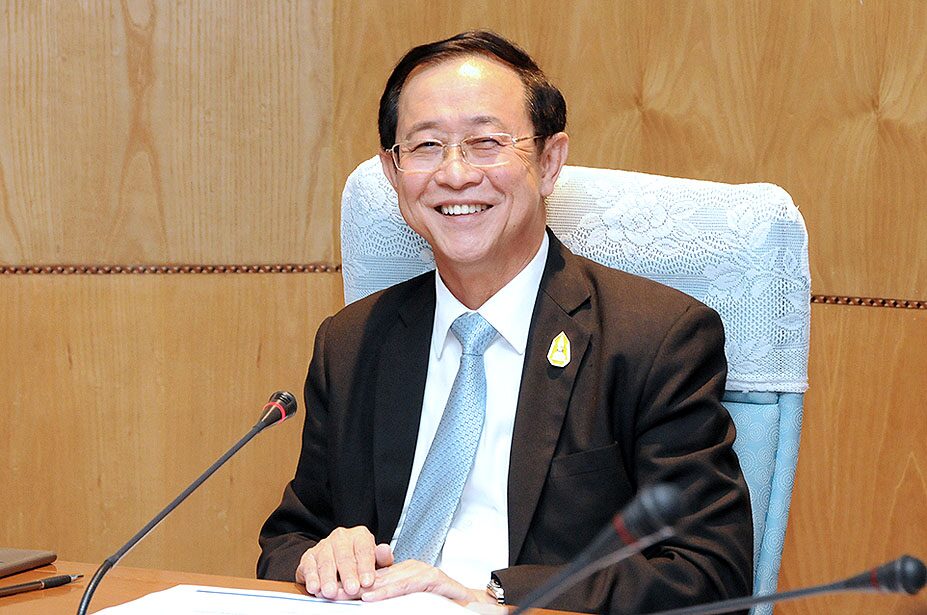 อาคมปัดข้อเสนอ 3 อดีตขุนคลัง ชงกู้เงินเพิ่ม