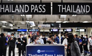 เจ้าหน้าที่สนามบินบริเวณช่องทางเข้าใหม่ ที่ท่าอากาศยานสุวรรณภูมิ ขณะซ้อมขั้นตอนการเปิดใหม่ต้อนรับนักท่องเที่ยวกลุ่มแรกที่ได้รับวัคซีนโดยไม่ได้กักกันในวันที่ 1 พฤศจิกายน ที่กรุงเทพฯ วันที่ 27 ตุลาคม พ.ศ. 2564 Thailand pass