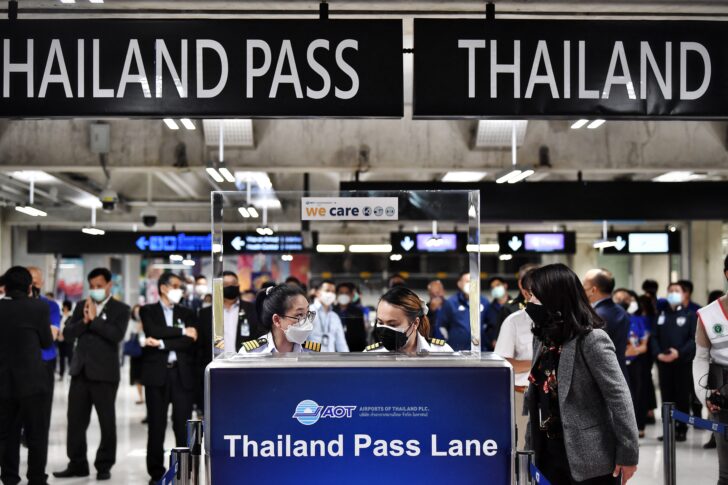 เจ้าหน้าที่สนามบินบริเวณช่องทางเข้าใหม่ ที่ท่าอากาศยานสุวรรณภูมิ ขณะซ้อมขั้นตอนการเปิดใหม่ต้อนรับนักท่องเที่ยวกลุ่มแรกที่ได้รับวัคซีนโดยไม่ได้กักกันในวันที่ 1 พฤศจิกายน ที่กรุงเทพฯ วันที่ 27 ตุลาคม พ.ศ. 2564 Thailand pass