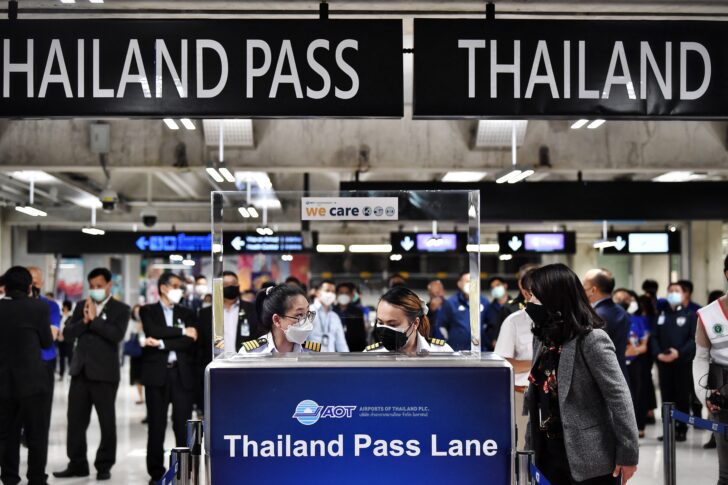เจ้าหน้าที่สนามบินบริเวณช่องทางเข้าใหม่ ที่ท่าอากาศยานสุวรรณภูมิ ขณะซ้อมขั้นตอนการเปิดใหม่ต้อนรับนักท่องเที่ยวกลุ่มแรกที่ได้รับวัคซีนโดยไม่ได้กักกันในวันที่ 1 พฤศจิกายน ที่กรุงเทพฯ วันที่ 27 ตุลาคม พ.ศ. 2564 Thailand pass เจ้าหน้าที่สนามบินบริเวณช่องทางเข้าใหม่ ที่ท่าอากาศยานสุวรรณภูมิ ขณะซ้อมขั้นตอนการเปิดใหม่ต้อนรับนักท่องเที่ยวกลุ่มแรกที่ได้รับวัคซีนโดยไม่ได้กักกันในวันที่ 1 พฤศจิกายน ที่กรุงเทพฯ วันที่ 27 ตุลาคม พ.ศ. 2564 Thailand pass