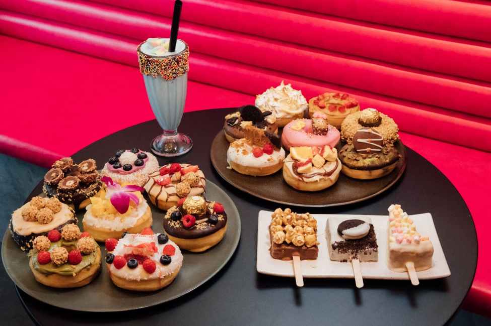 HIPPO DOUGH คาเฟ่โดนัทและขนมหวานแฟนซีกว่า 100 รสชาติ