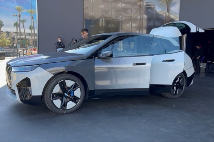 BMW เปิดตัวรถยนต์เปลี่ยนสีได้เพียงกดปุ่ม อีกก้าวสู่โลกอนาคต BMW เปิดตัวรถยนต์เปลี่ยนสีได้เพียงกดปุ่ม อีกก้าวสู่โลกอนาคต